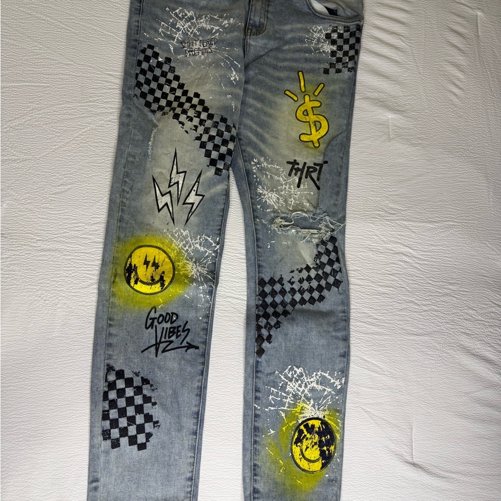 Men's Light Wash Graphic Spray-Painted Jeans - Yellow Accents